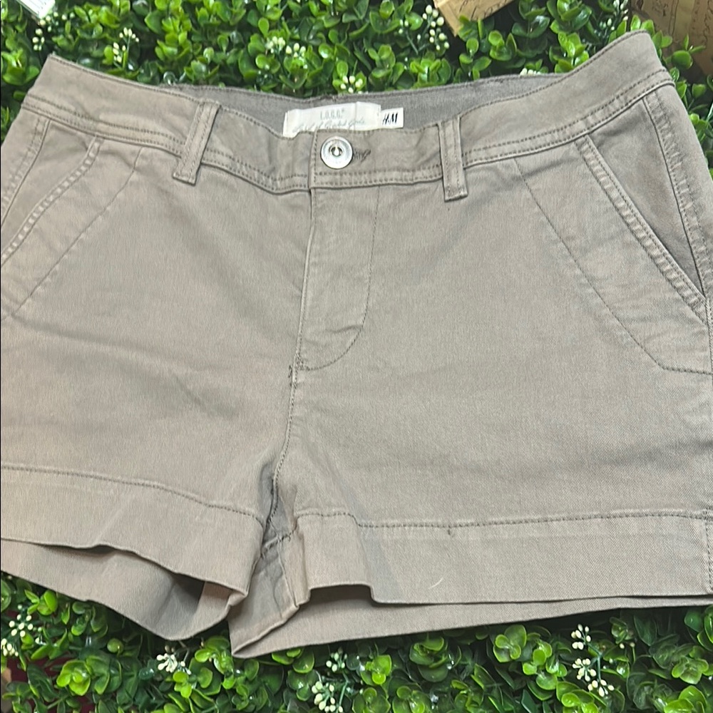 H&M Women's Cargo Shorts in Taupe
